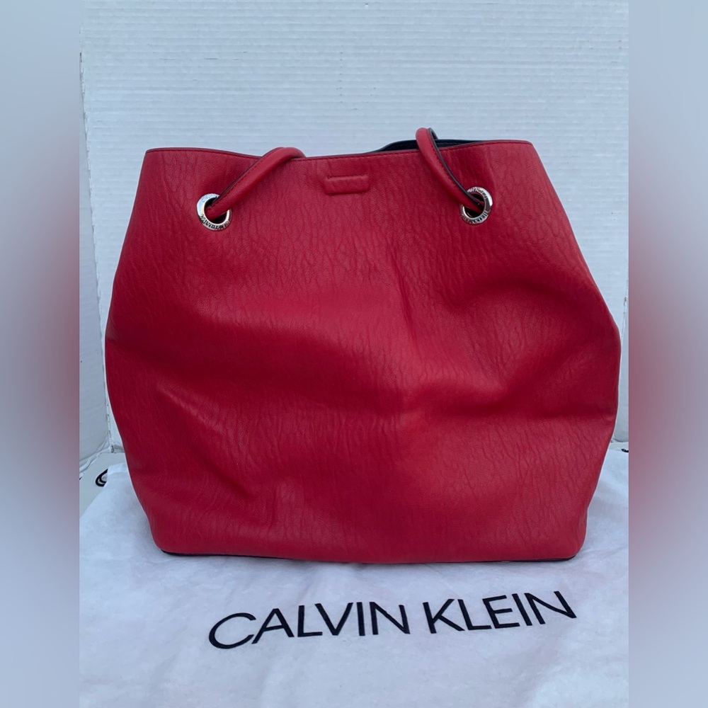 Calvin Klein Gabrianna Red Tote Bucket Bag NWOT + Free La Mer Beauty Bag - Picture 5 of 10